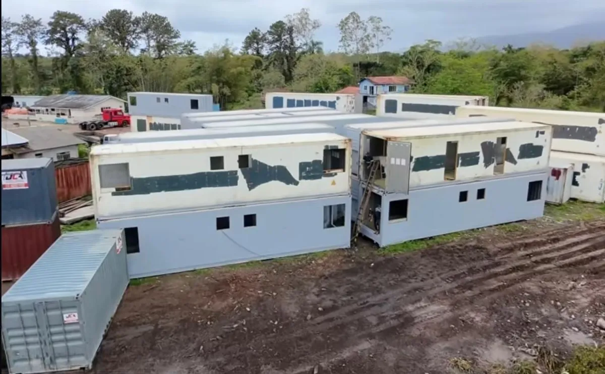Vista aérea do pátio da JCA Empreendimentos em Paranaguá